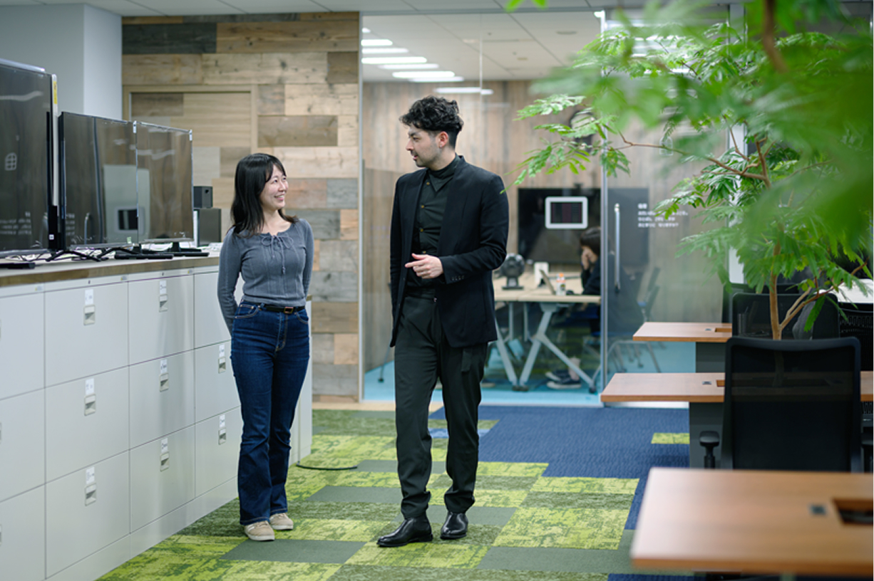 ワークスペースで会話する社員